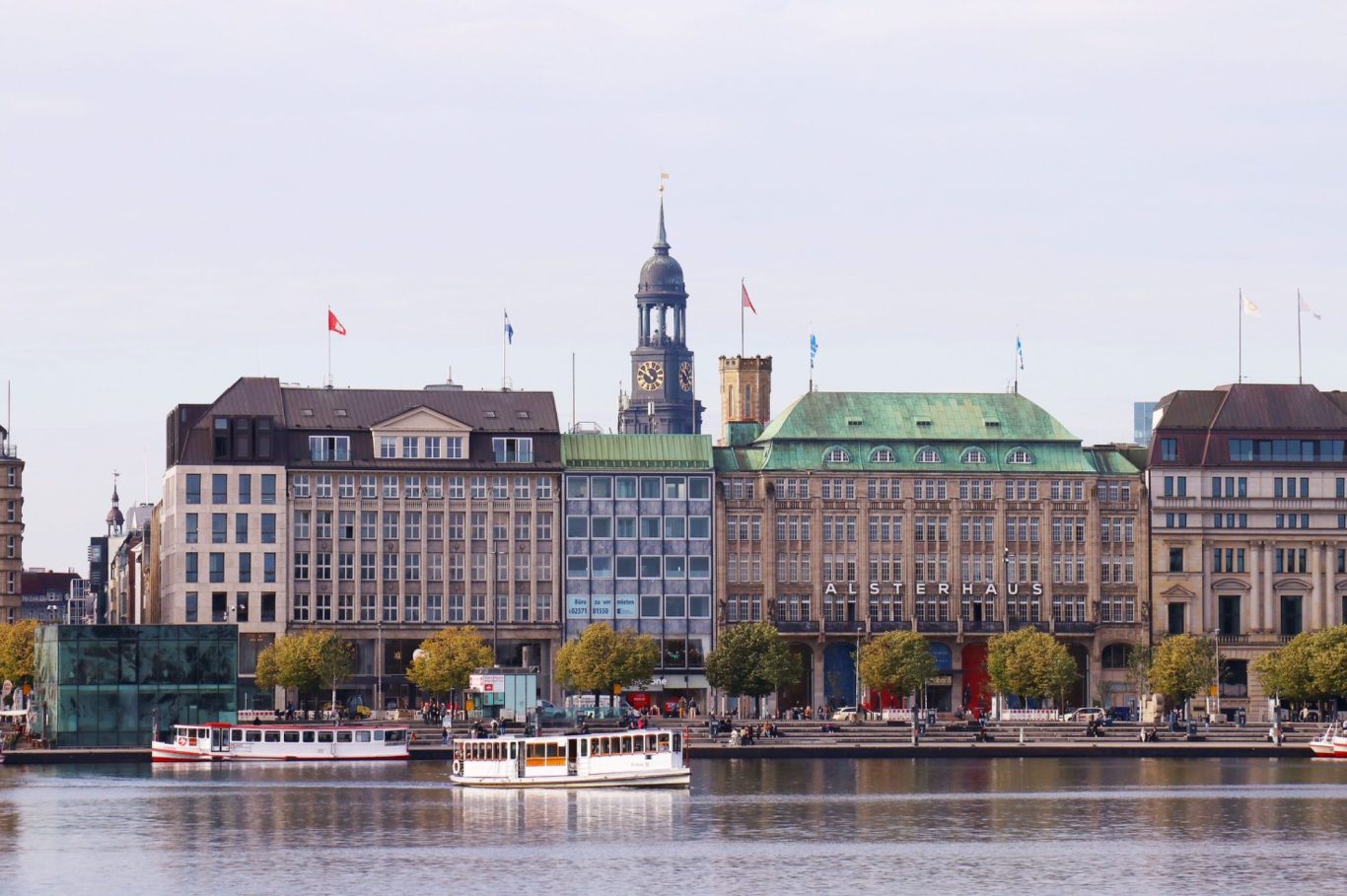 Blick über die Binnenalster auf den Jungfernstieg und das Alsterhaus in Hamburg
